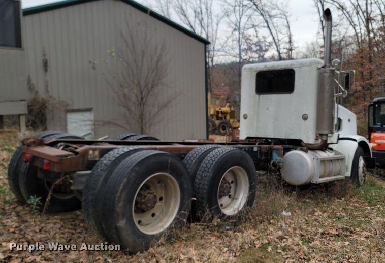 image for item DR3359 1992 Peterbilt 378  truck cab and chassis