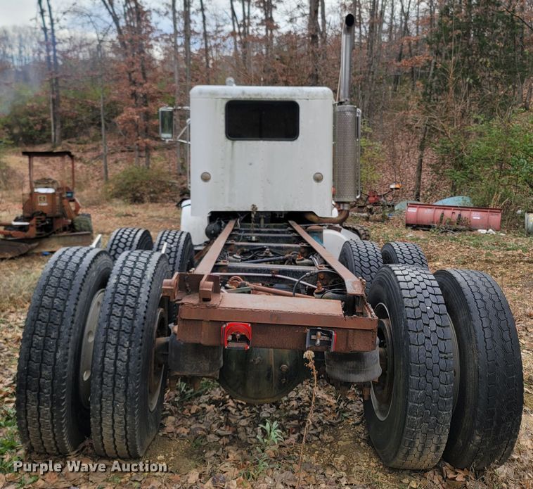 image for item DR3359 1992 Peterbilt 378  truck cab and chassis
