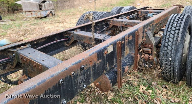 image for item DR3359 1992 Peterbilt 378  truck cab and chassis