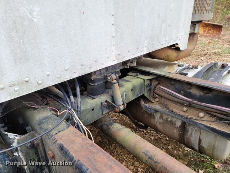 image for item DR3359 1992 Peterbilt 378  truck cab and chassis