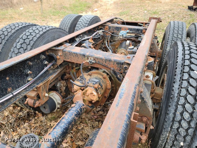 image for item DR3359 1992 Peterbilt 378  truck cab and chassis