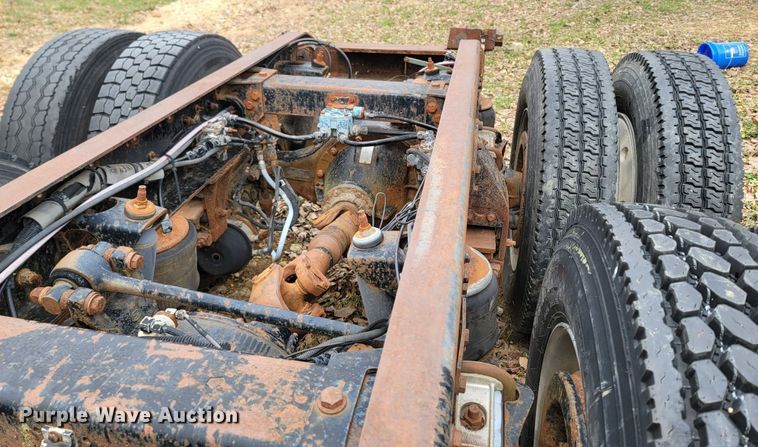 image for item DR3359 1992 Peterbilt 378  truck cab and chassis