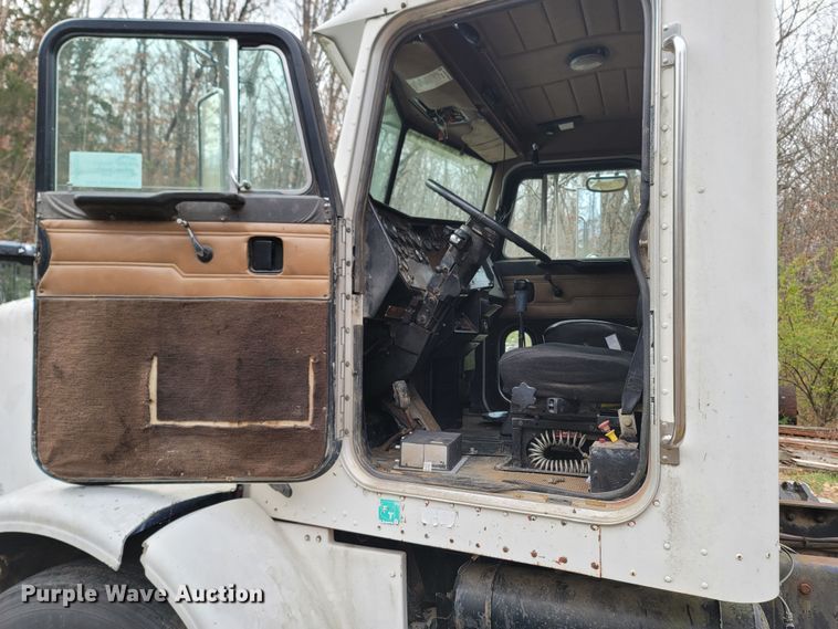 image for item DR3359 1992 Peterbilt 378  truck cab and chassis