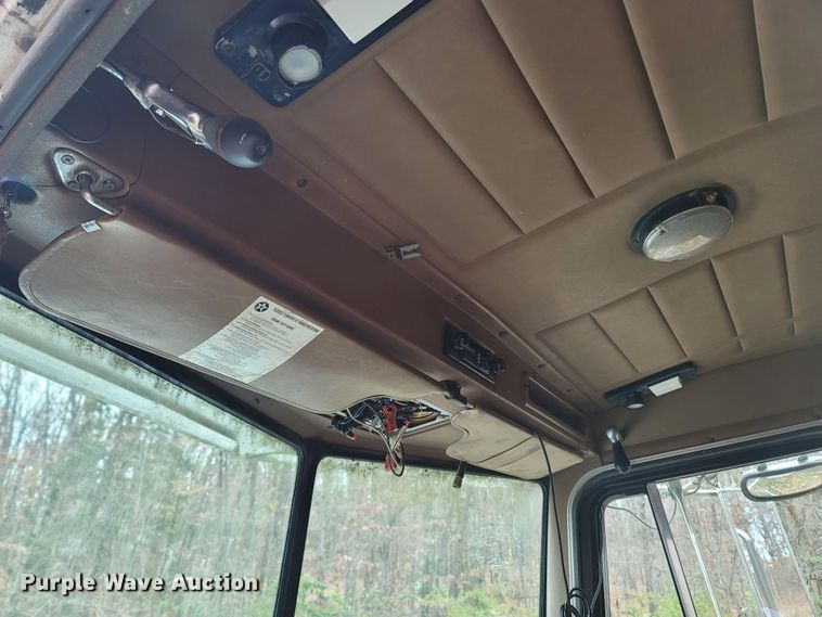 image for item DR3359 1992 Peterbilt 378  truck cab and chassis