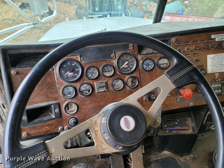 image for item DR3359 1992 Peterbilt 378  truck cab and chassis