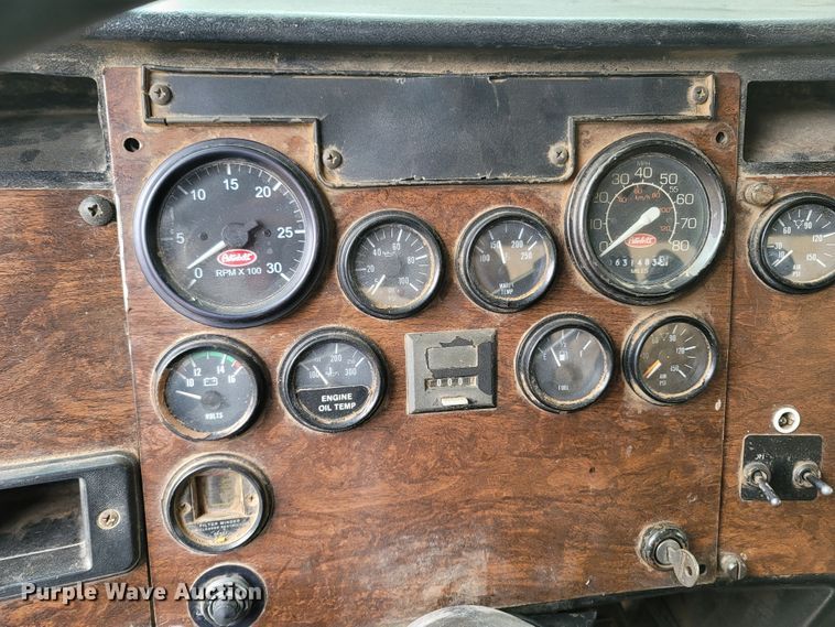 image for item DR3359 1992 Peterbilt 378  truck cab and chassis