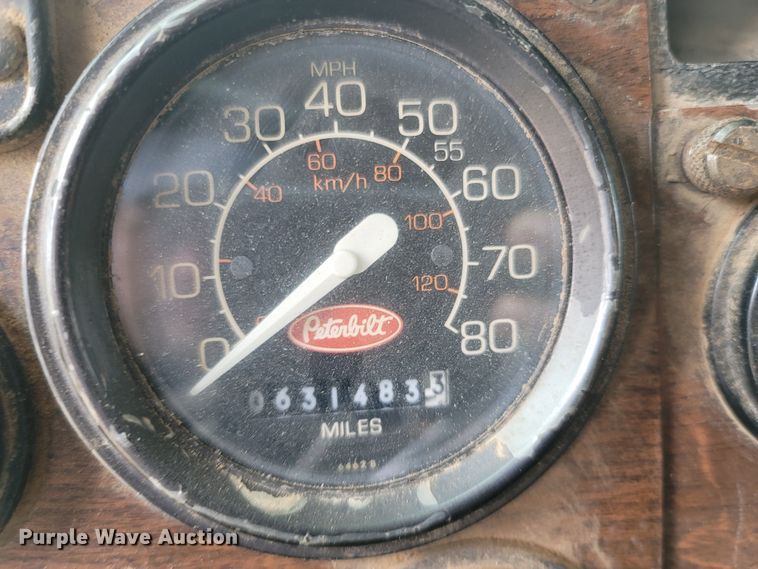 image for item DR3359 1992 Peterbilt 378  truck cab and chassis