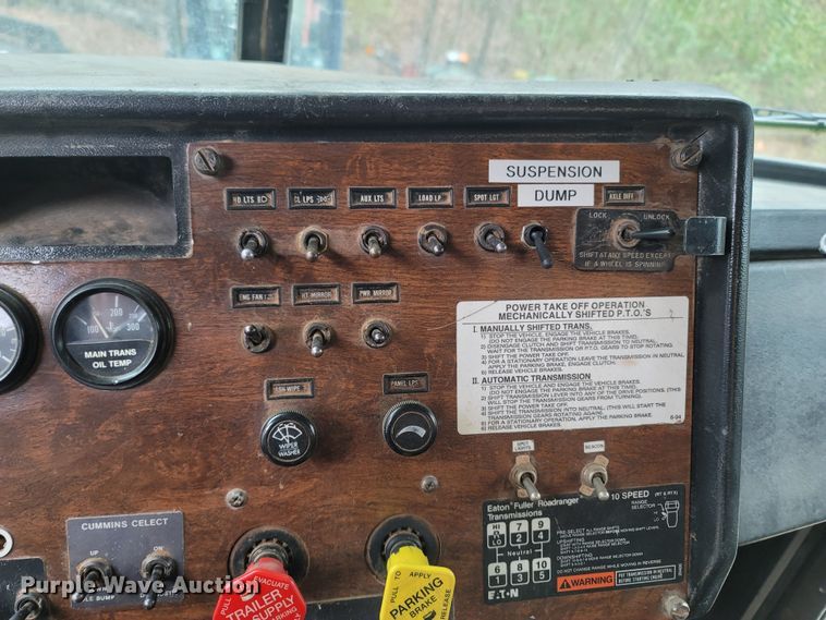 image for item DR3359 1992 Peterbilt 378  truck cab and chassis