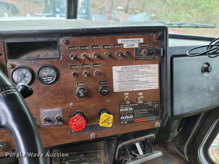 image for item DR3359 1992 Peterbilt 378  truck cab and chassis