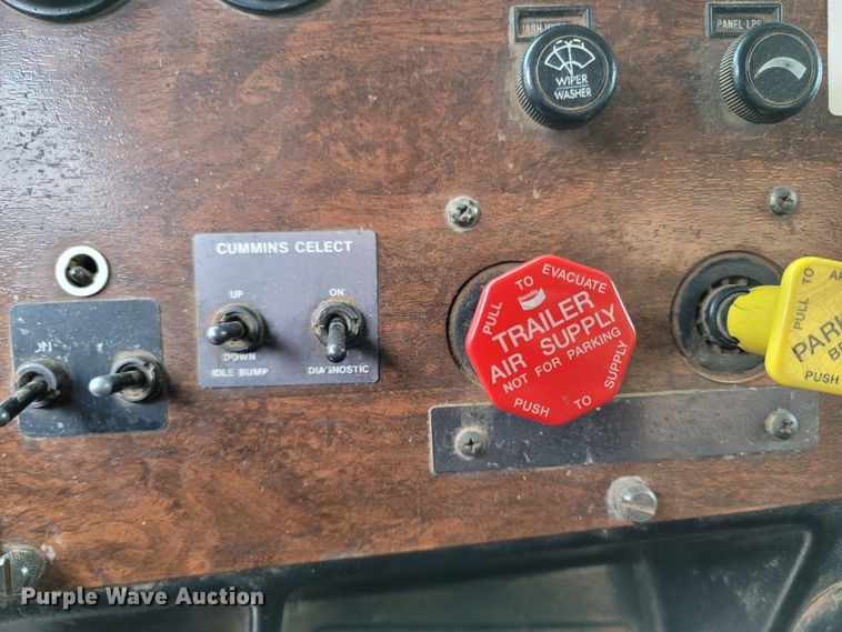 image for item DR3359 1992 Peterbilt 378  truck cab and chassis