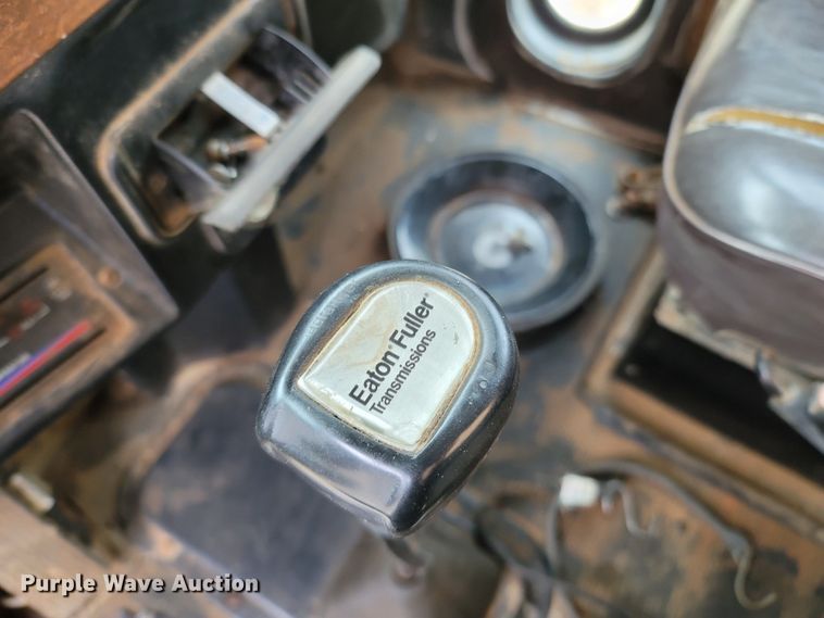 image for item DR3359 1992 Peterbilt 378  truck cab and chassis