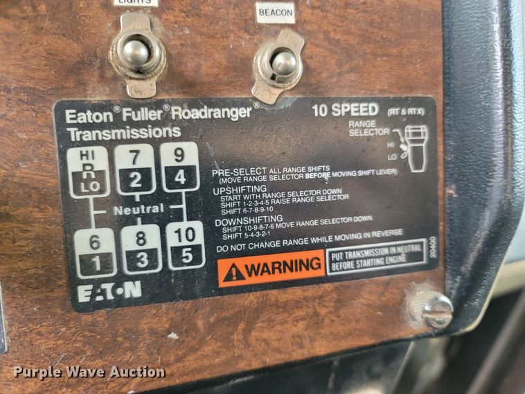 image for item DR3359 1992 Peterbilt 378  truck cab and chassis