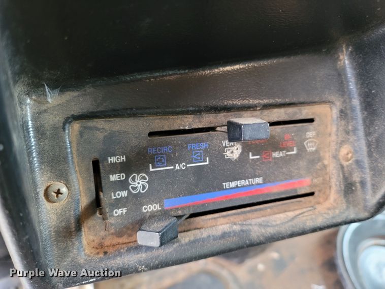 image for item DR3359 1992 Peterbilt 378  truck cab and chassis