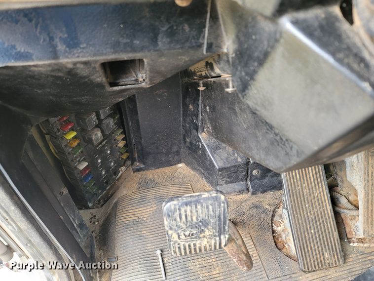 image for item DR3359 1992 Peterbilt 378  truck cab and chassis