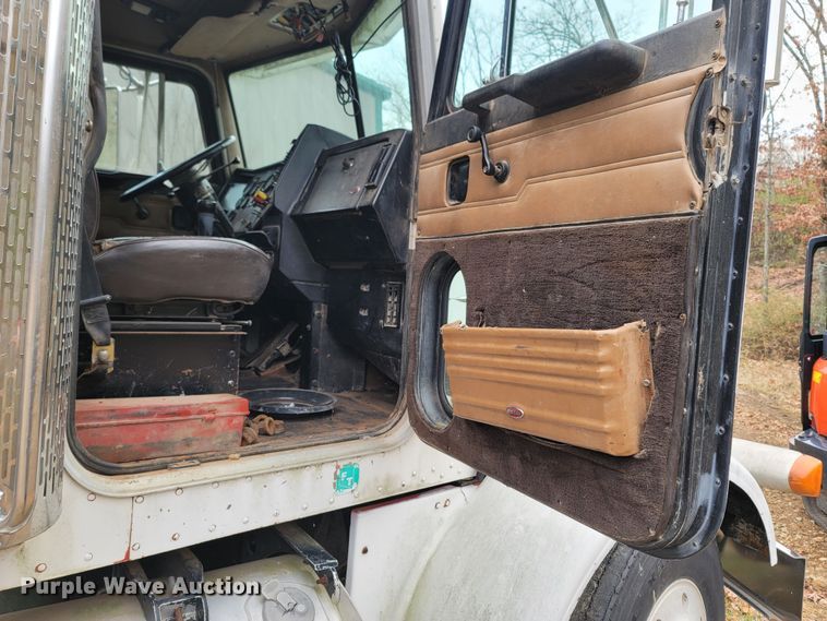 image for item DR3359 1992 Peterbilt 378  truck cab and chassis