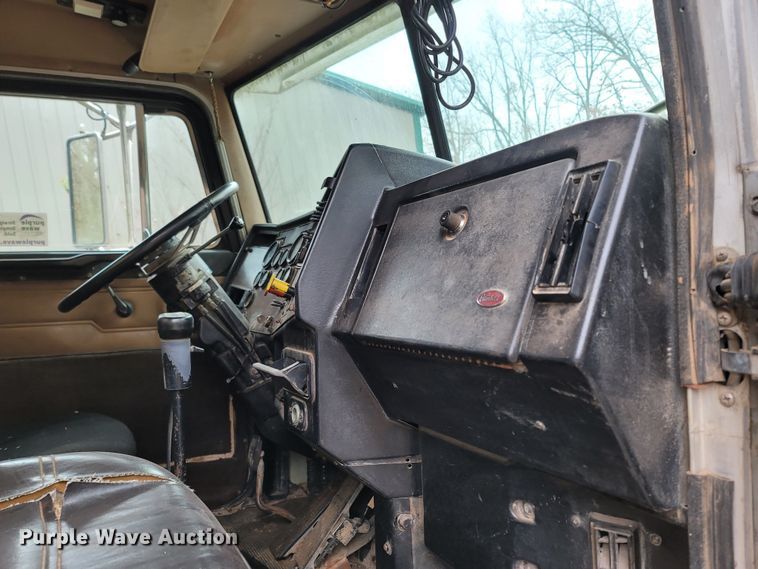 image for item DR3359 1992 Peterbilt 378  truck cab and chassis