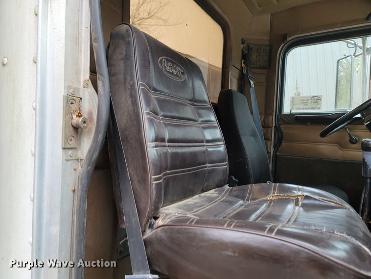 image for item DR3359 1992 Peterbilt 378  truck cab and chassis