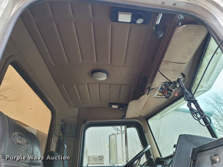 image for item DR3359 1992 Peterbilt 378  truck cab and chassis