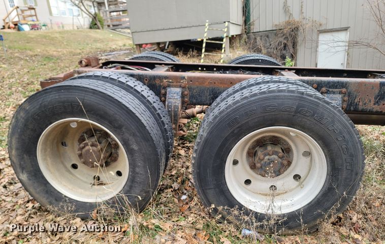 image for item DR3359 1992 Peterbilt 378  truck cab and chassis