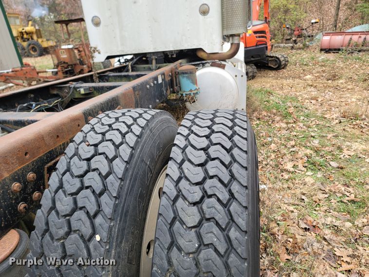 image for item DR3359 1992 Peterbilt 378  truck cab and chassis