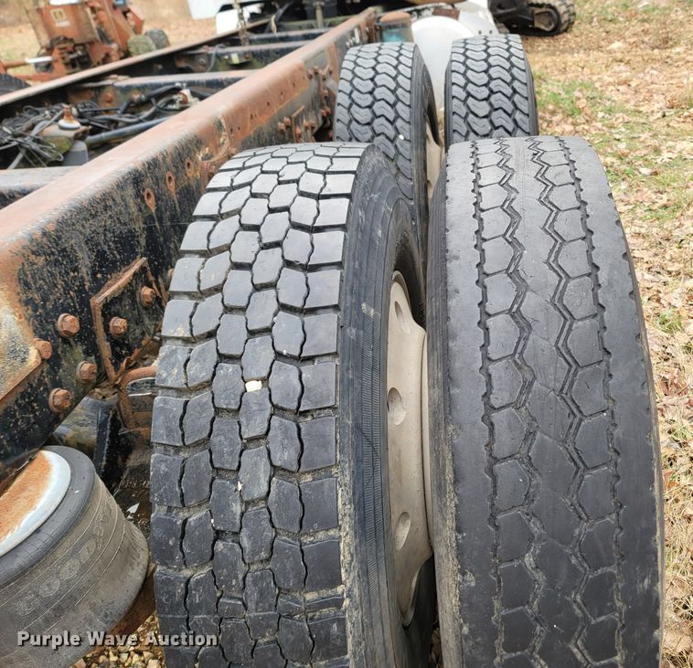 image for item DR3359 1992 Peterbilt 378  truck cab and chassis