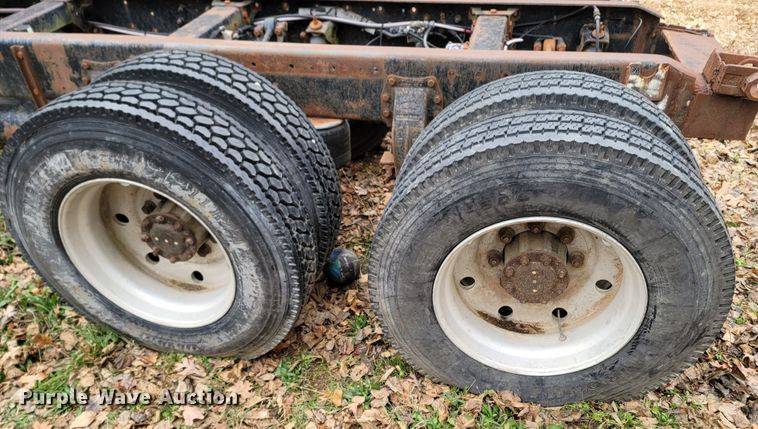 image for item DR3359 1992 Peterbilt 378  truck cab and chassis