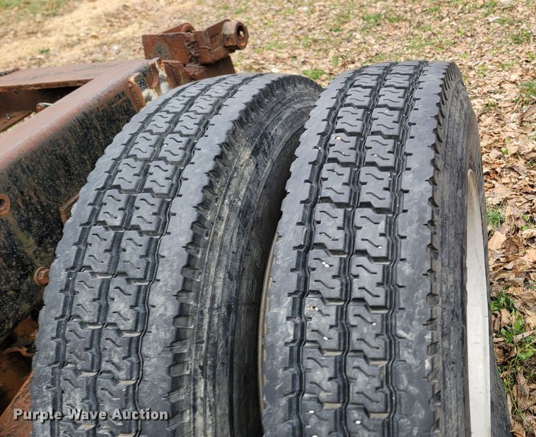 image for item DR3359 1992 Peterbilt 378  truck cab and chassis