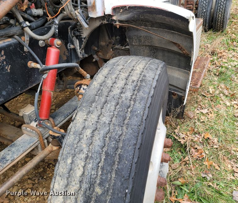 image for item DR3359 1992 Peterbilt 378  truck cab and chassis