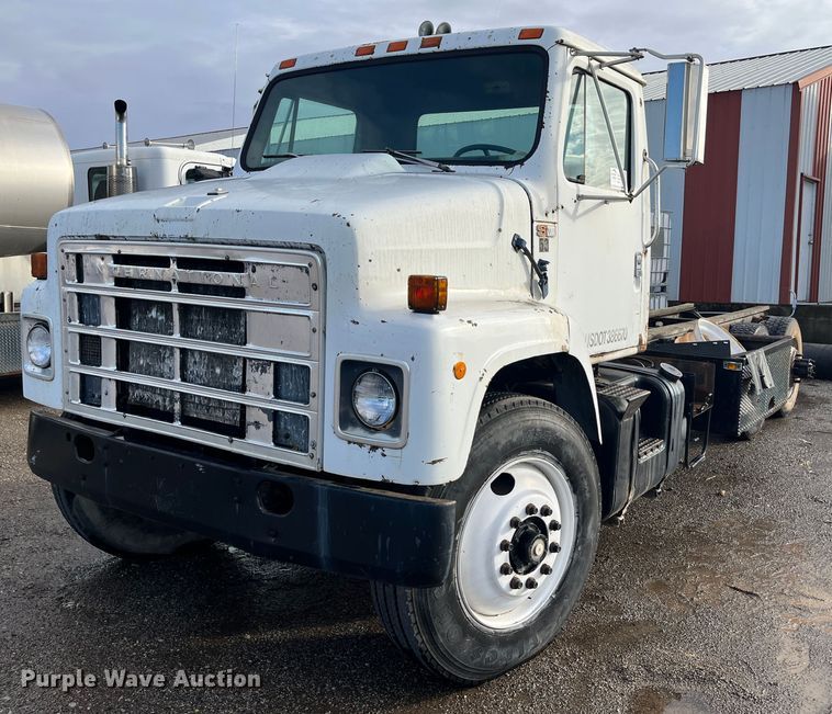 image for item DR7311 1985 International F2375  truck cab and chassis