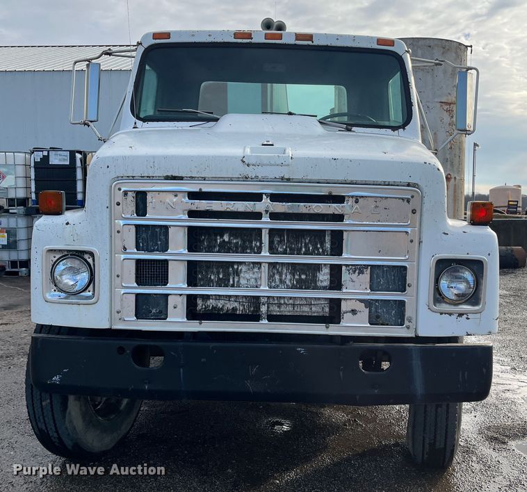 image for item DR7311 1985 International F2375  truck cab and chassis