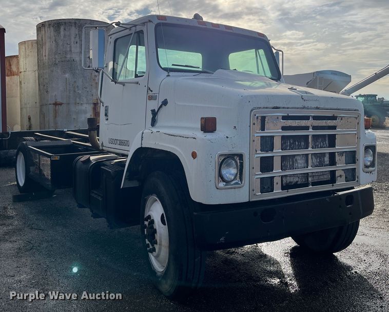 image for item DR7311 1985 International F2375  truck cab and chassis