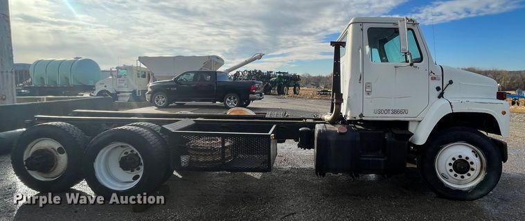 image for item DR7311 1985 International F2375  truck cab and chassis