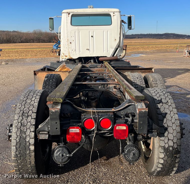 image for item DR7311 1985 International F2375  truck cab and chassis