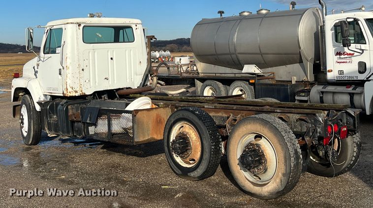 image for item DR7311 1985 International F2375  truck cab and chassis