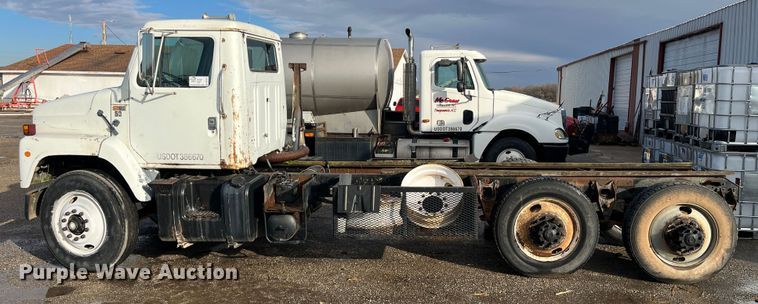 image for item DR7311 1985 International F2375  truck cab and chassis