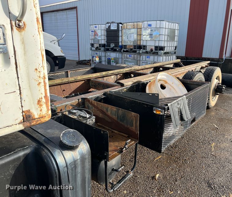 image for item DR7311 1985 International F2375  truck cab and chassis