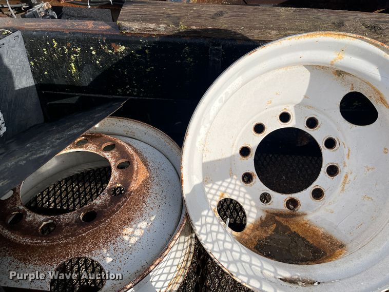 image for item DR7311 1985 International F2375  truck cab and chassis