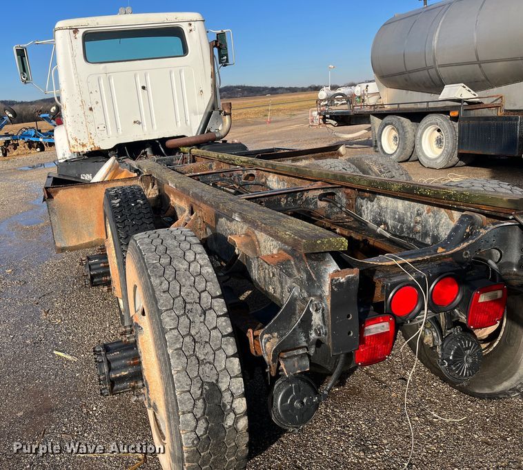 image for item DR7311 1985 International F2375  truck cab and chassis