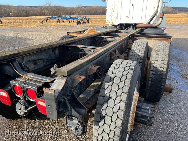 image for item DR7311 1985 International F2375  truck cab and chassis