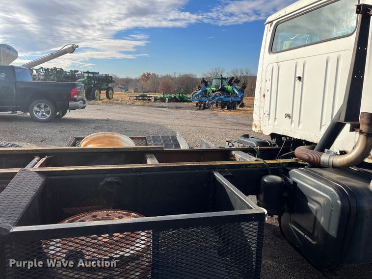 image for item DR7311 1985 International F2375  truck cab and chassis