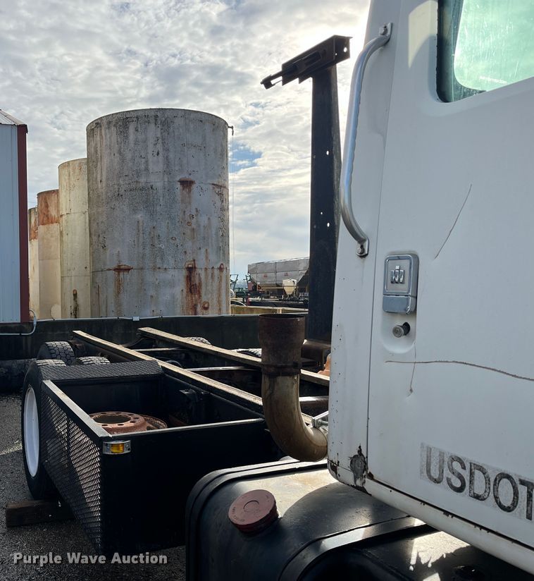 image for item DR7311 1985 International F2375  truck cab and chassis