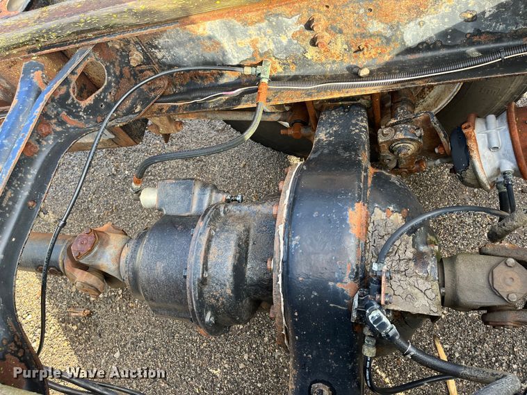 image for item DR7311 1985 International F2375  truck cab and chassis