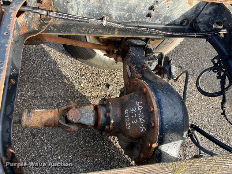 image for item DR7311 1985 International F2375  truck cab and chassis