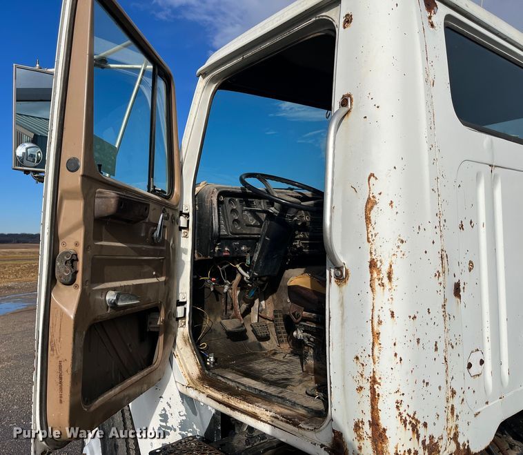 image for item DR7311 1985 International F2375  truck cab and chassis