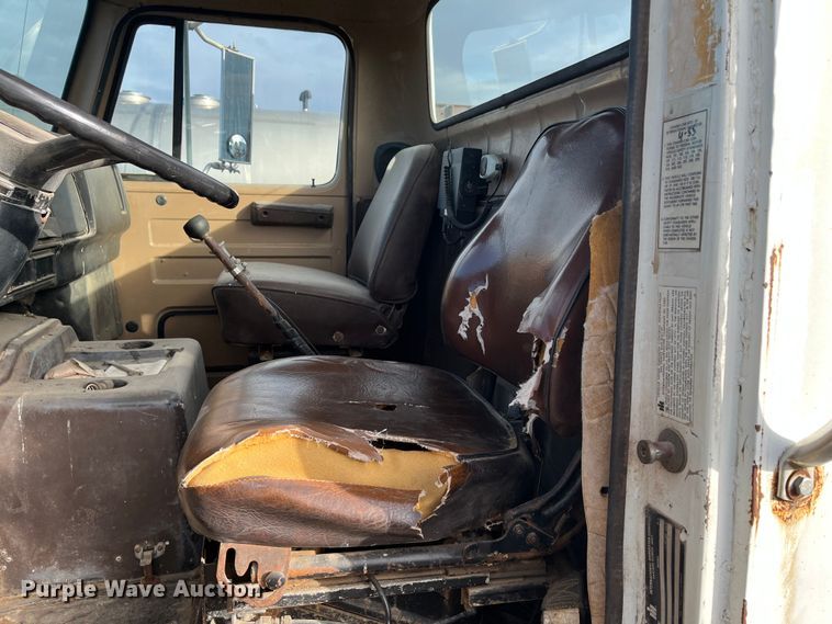 image for item DR7311 1985 International F2375  truck cab and chassis