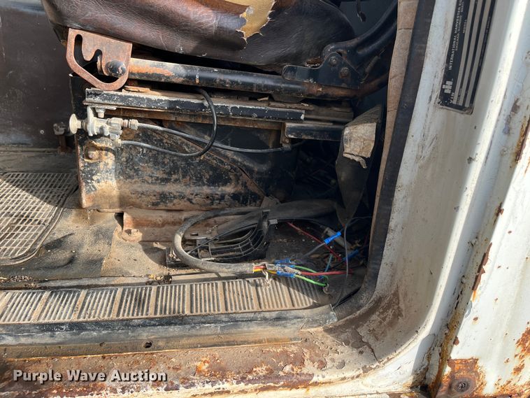 image for item DR7311 1985 International F2375  truck cab and chassis