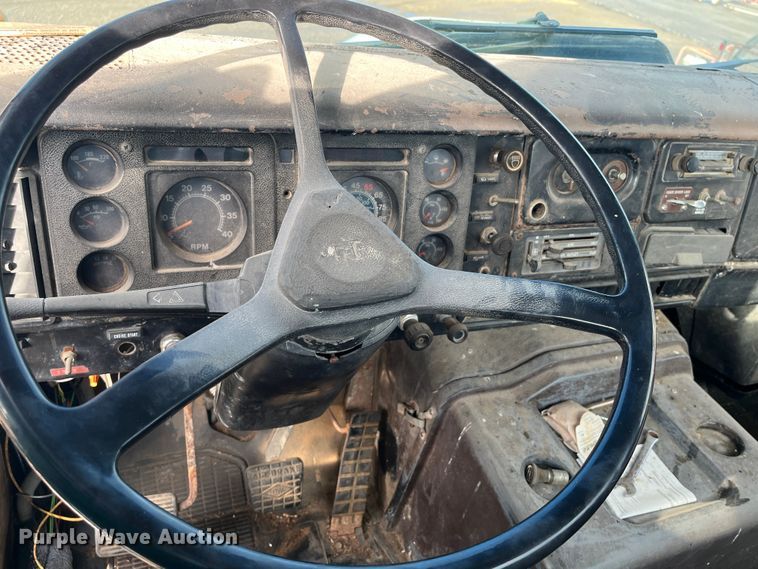 image for item DR7311 1985 International F2375  truck cab and chassis