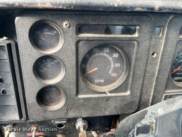 image for item DR7311 1985 International F2375  truck cab and chassis