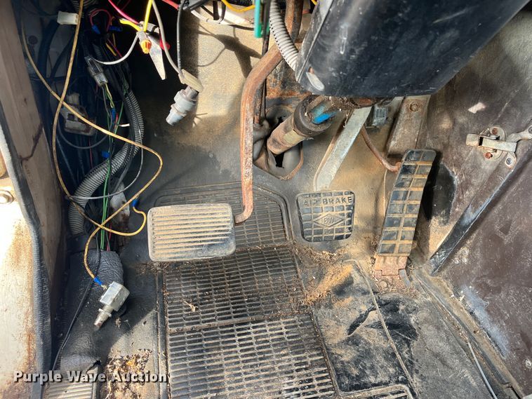 image for item DR7311 1985 International F2375  truck cab and chassis