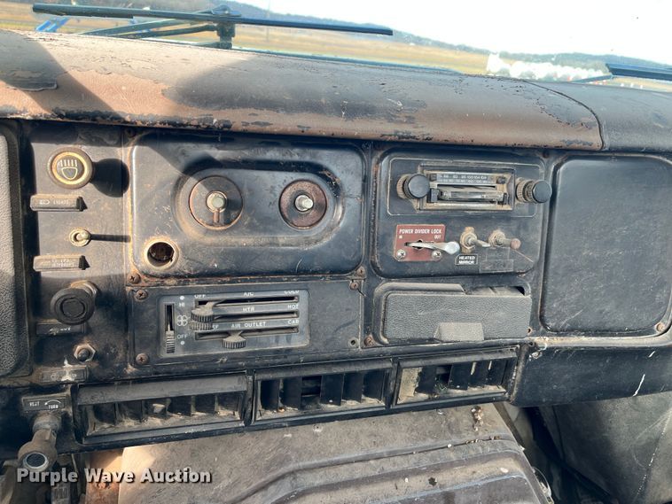 image for item DR7311 1985 International F2375  truck cab and chassis